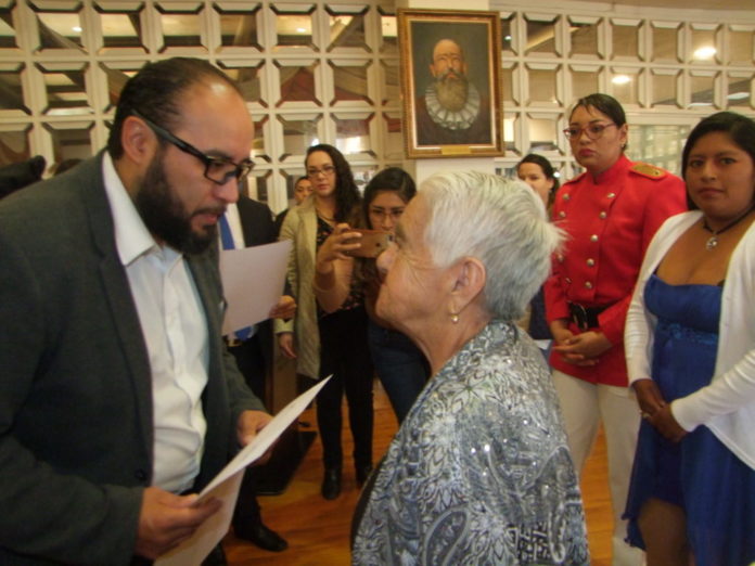 La maestra sanfernandense Teresa Garzónm recibe el acuerdo de reconocimiento, de manos del gobernador Xavier Martínez.(AZD)