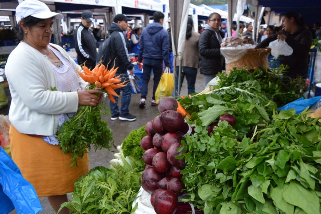 Concurrentes a una de la ferias de la empresa pública Agrokawsay. (Cortesía)