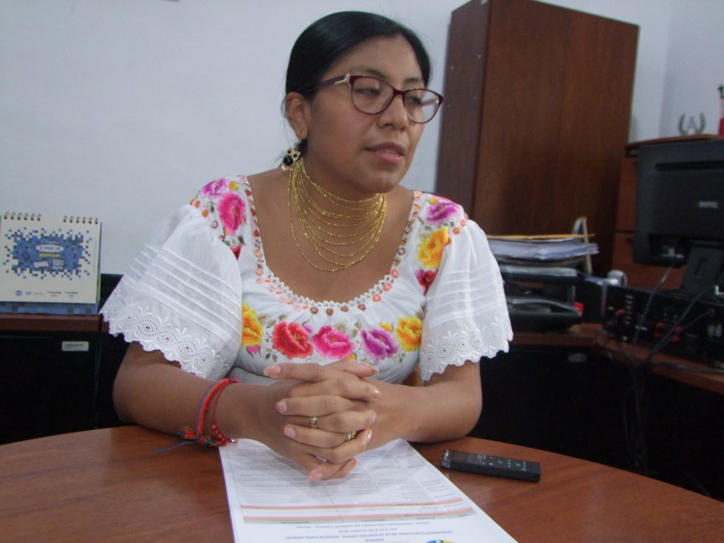 Sofía Fuentes, dirigente del pueblo quichua Otavalo, invitó a los jóvenes a participar de la asamblea en Molleturo.(AZD)