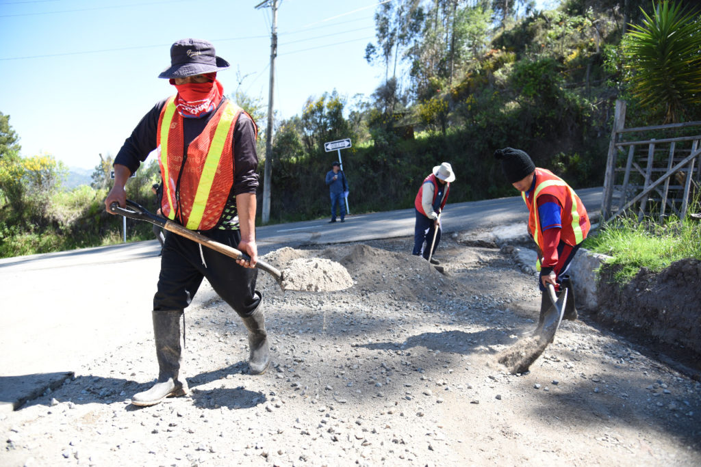 Trabajos de bacheo asfáltico que se realizaron en el acceso principal a Quingeo.(Cortesía)
