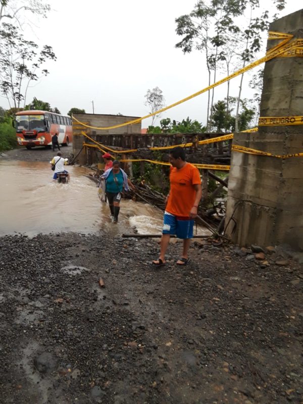 Todos los días en invierno, los moradores y usuarios de la vía se exponen al cruzar el estero Limones.(Cortesía)