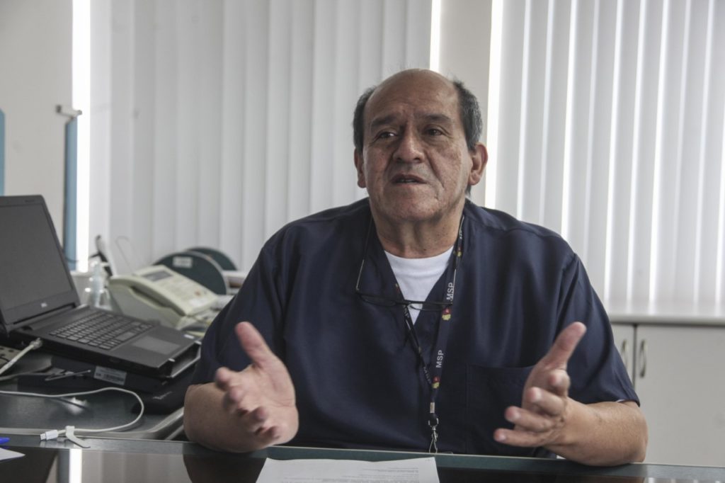 Iván Feicán, como director del Hospital Vicente Corral Moscoso, habla de la lucha contra el coronavirus, cuarta pandemia a la que se enfrenta.(XCA)