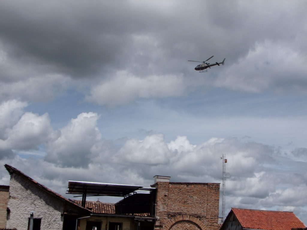 El arzobispo de Cuenca, Marcos Pérez, desde las alturas, en un helicóptero de las Fuerzas Armadas, dio la bendición a la ciudad.(AZD)