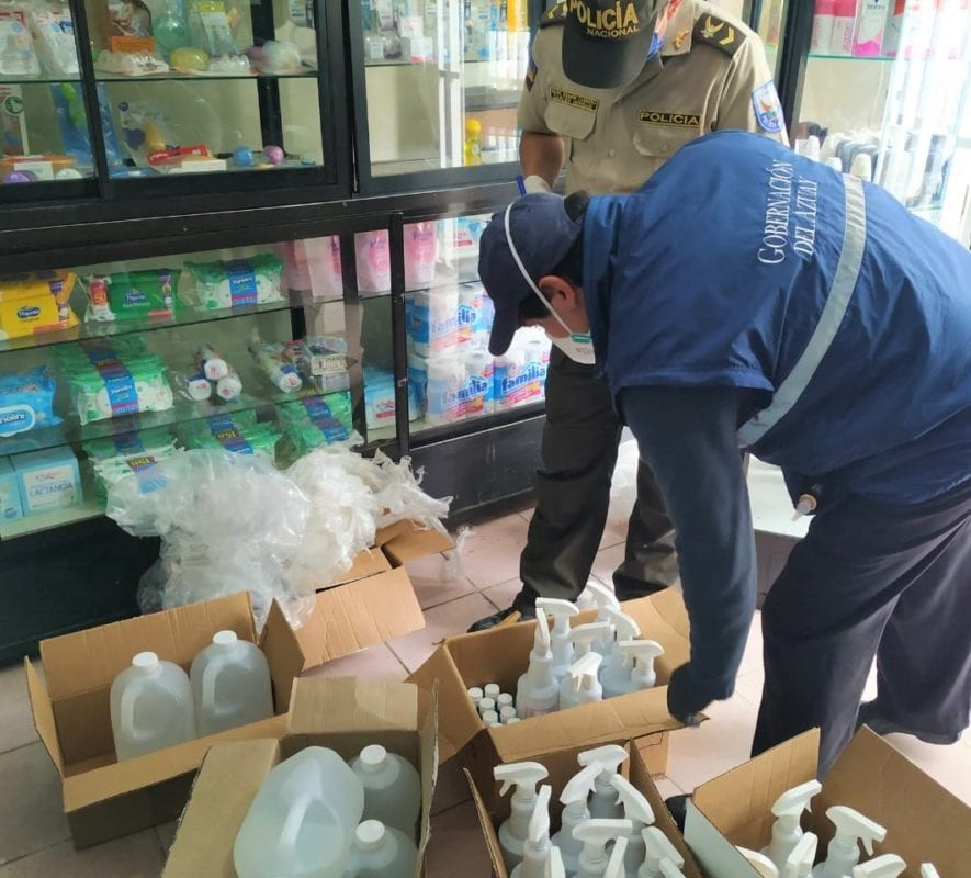 Funcionarios de Arcsa, durante el decomiso en una de las farmacias de Paute.(Cortesía)
