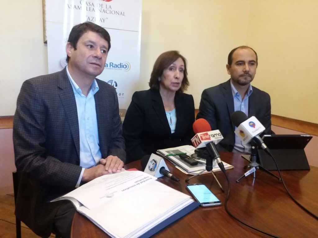Los asambleístas Esteban Albornoz, Doris Soliz y Juan Cristóbal Lloret, son tres de los siete firmantes del petitorio sobre CELEC.(Cortesía)