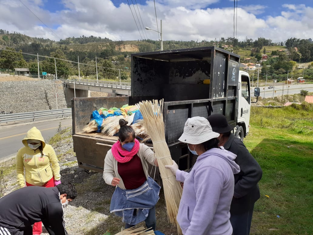 El vehículo municipal llega a los sectores donde viven las toquilleras para entregar la paja toquilla.(Cortesía)