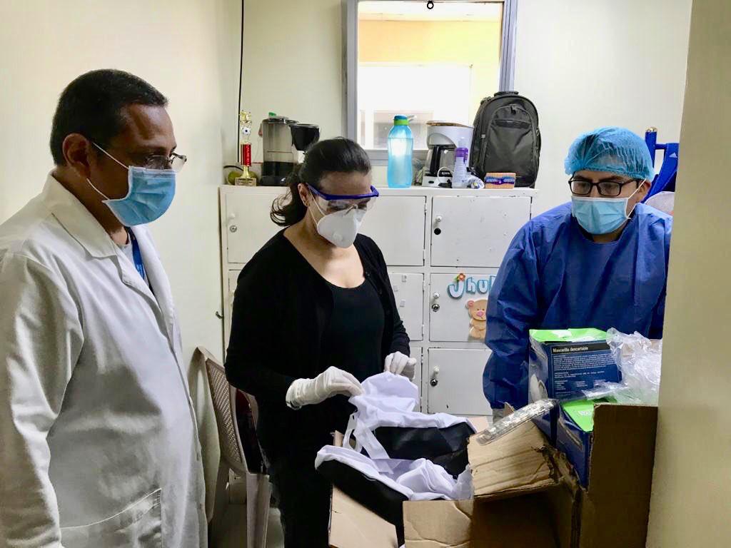 La gobernadora de Loja, Lorena Costa, en uno de sus recorrido verificando los implementos para la protección.(Cortesía)