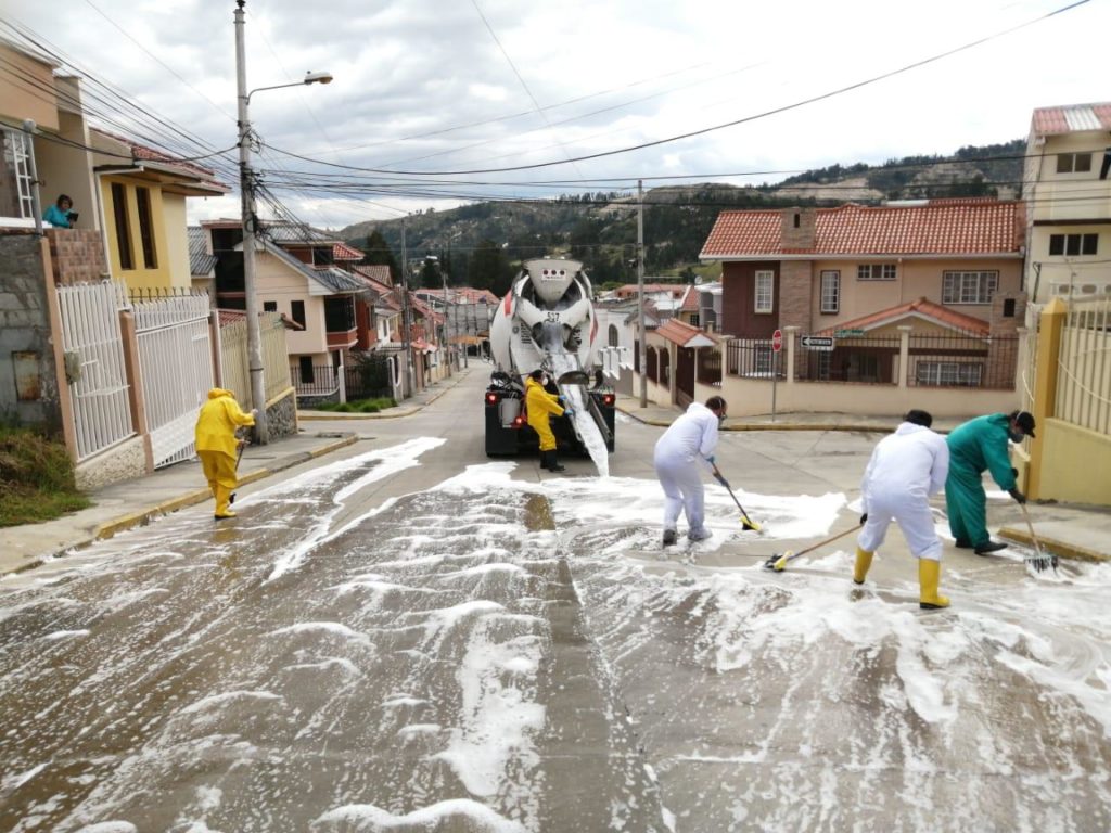 Las labores cumplidas en las calles de las ciudades cañaris, para contrarrestar al coronavirus.(Cortesía)