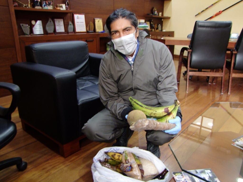 El prefecto Yaku Pérez, muestra los productos donados de los agricultores de Manabí.(AZD)