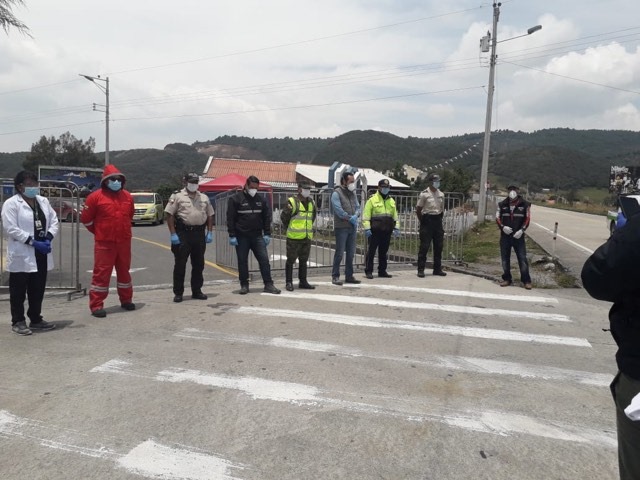 En la vía La Ramada-Nabón, hay personal que controla el ingreso y salida de vehículos y personas.(Cortesía)