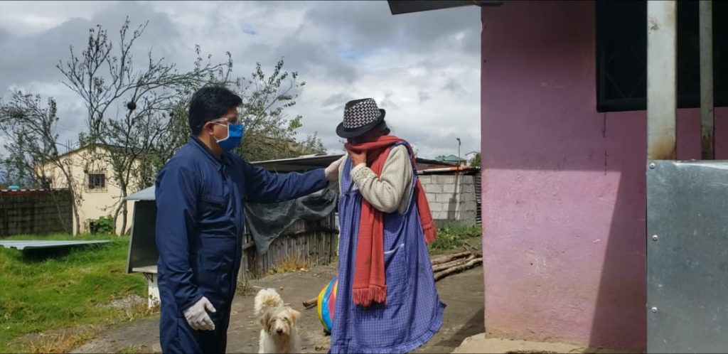 El alcalde de Azogues Romel Sarmiento acompañó ayer a su equipo de trabajo para entregar los alimentos.(Cortesía)