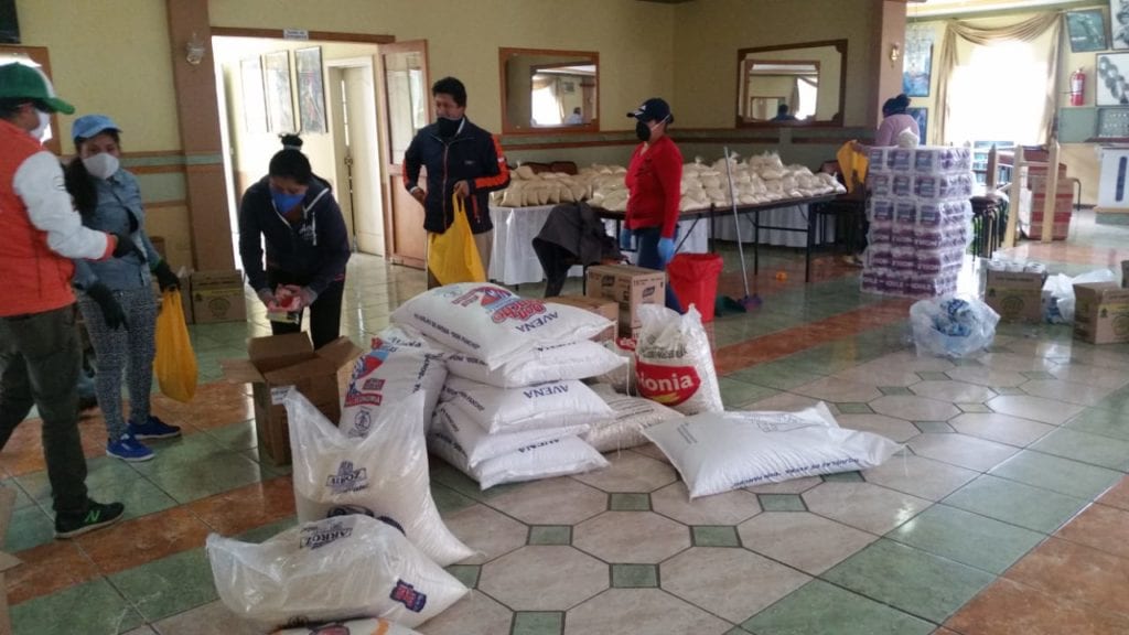 Personal del GAD Parroquial de Checa, elabora los Kit con las donaciones.(Cortesía)