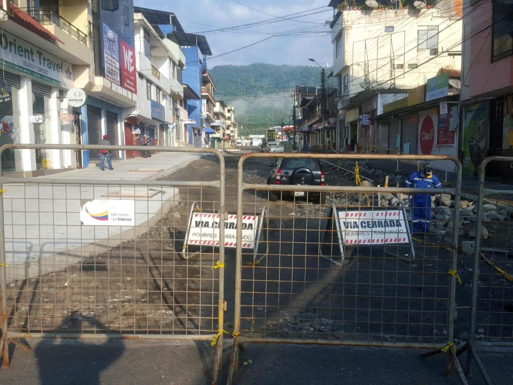 Con mallas metálicas se interrumpe el paso vehicular en las calles centrales de Macas.(Cortesía)