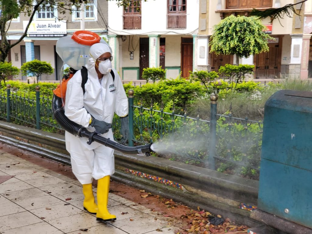 Personal municipal realiza fumigaciones en espacios públicos como el Parque de Girón.(Cortesía)
