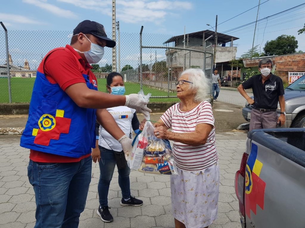 Personal de la Prefectura entregando los kit alimenticios en el área rural de la provincia.(Cortesía)