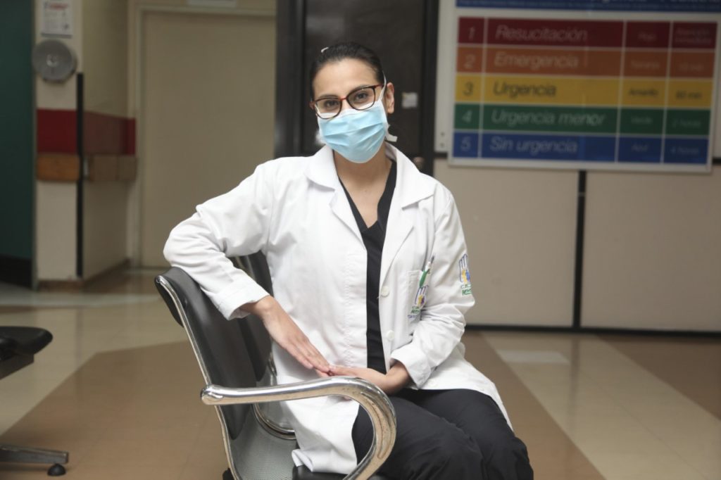 La neumóloga María Angélica Orellana, haciendo un corto paréntesis a su labor con los pacientes COVID 19.(XCA)