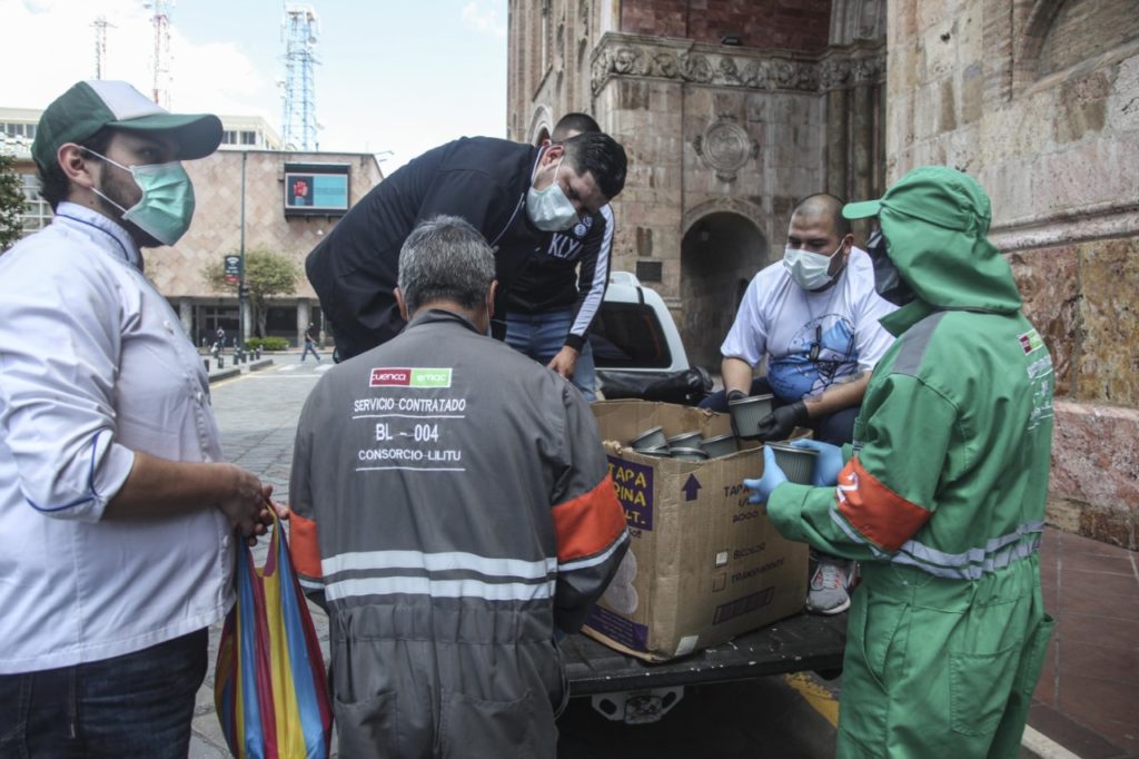 Los chef recorriendo el Centro Histórico entregando la comida a las “Hormigas Chúa”.(XCA)