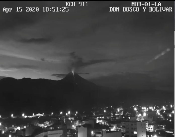 Vista se volcán la noche del miércoles, desde el centro de la ciudad de Macas.(Cortesía SNGR)