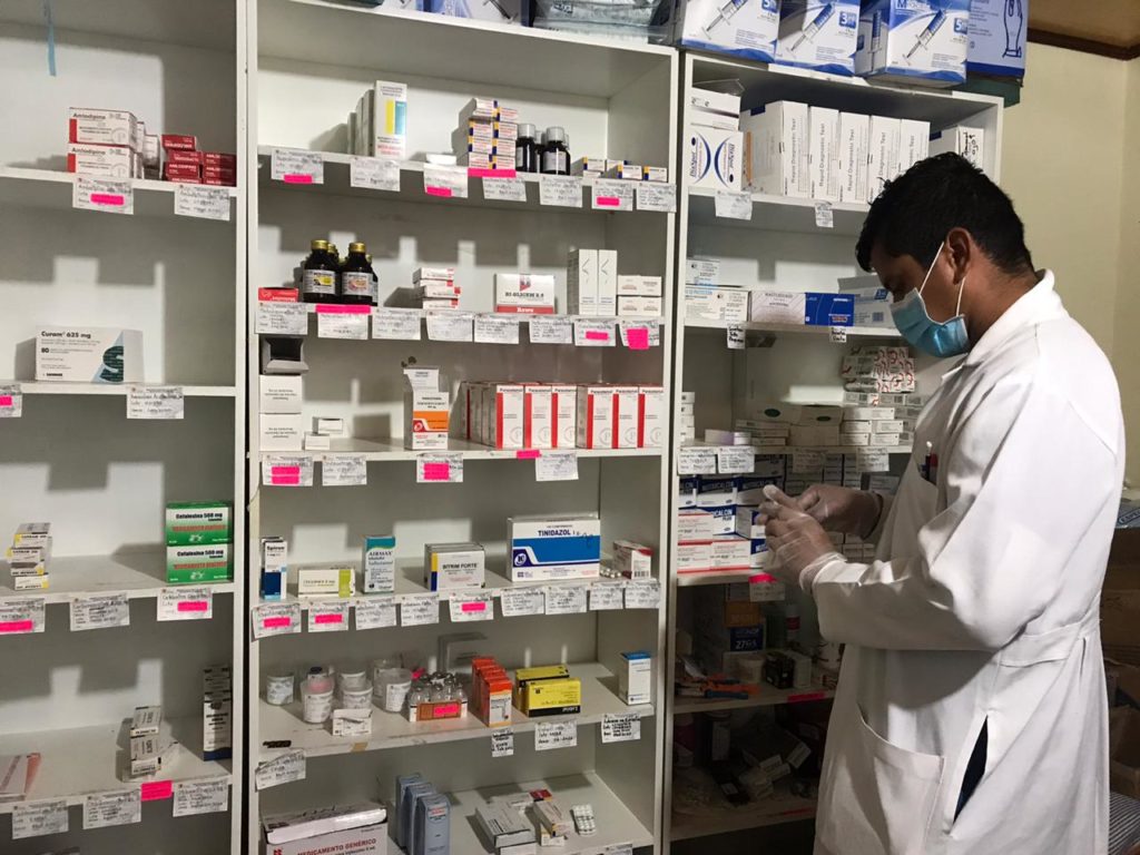 Personal de la institución trabaja en el ordenamiento de las medicinas e insumos adquiridos.(Cortesía)