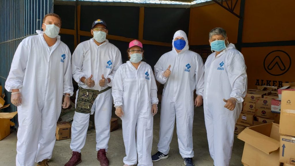 La viceprefecta Ximena Andrade (C ), recorre por el centro de La Troncal y comunidades rurales entregando alimentos y pidiendo que se queden en casa.(Cortesía)