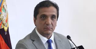 Tercero desde la izquierda, el prefecto Yaku Pérez, en la entrega de los respiradores al hospital del IESS.(Cortesía)
