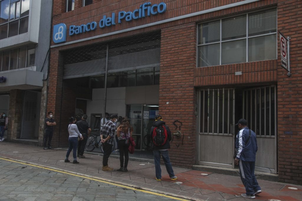 Los bancos privados atenderán de manera presencial solo en las oficinas con horario diferido durante el feriado de noviembre.