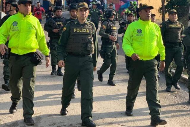 Asesinan a tres civiles y dos policías en dos ataques en Colombia