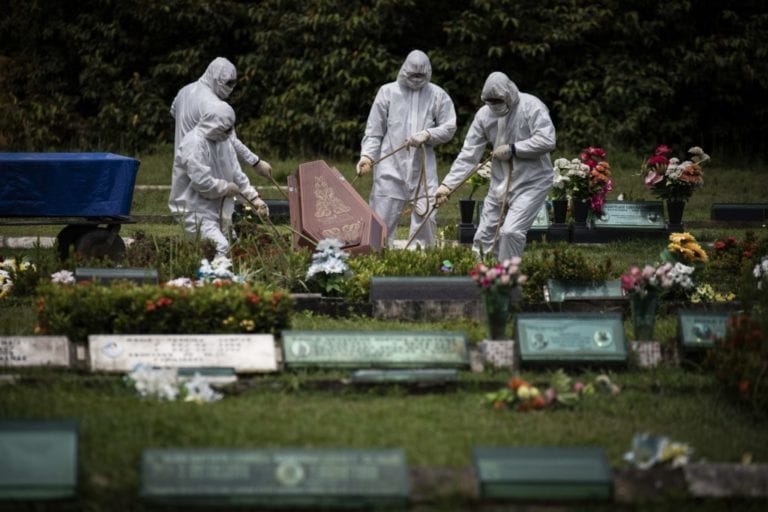América alcanza 593.000 muertos por COVID y batalla contra crisis económica
