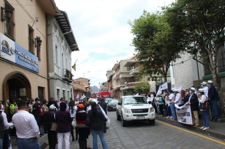 En Azuay, los candidatos solo pueden hacer caminatas y caravanas para la campaña electoral