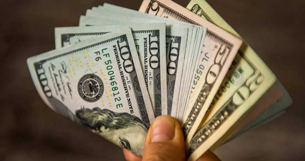 El informe borrador para el segundo debate de la Ley Económica Urgente establece una contribución para quienes ganen más de 1.000 dólares.