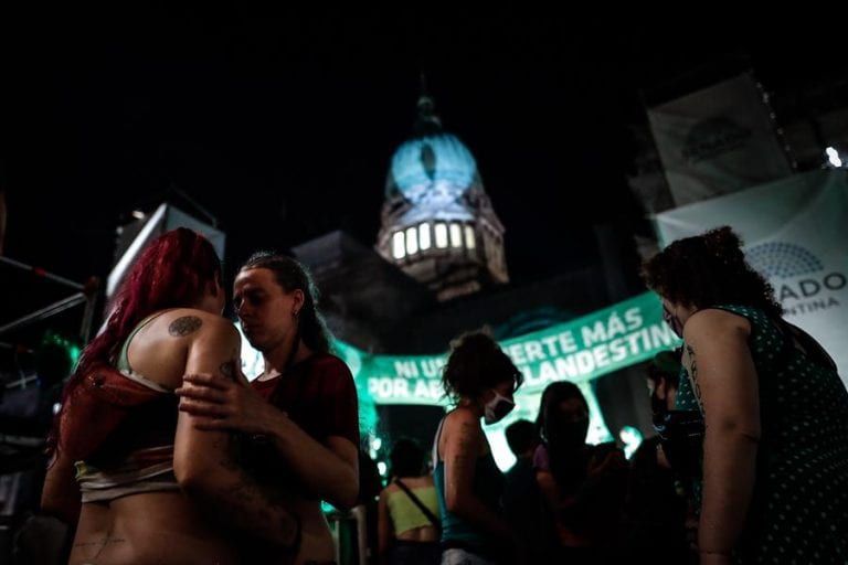 América Latina, entre el júbilo y el rechazo por ley del aborto en Argentina