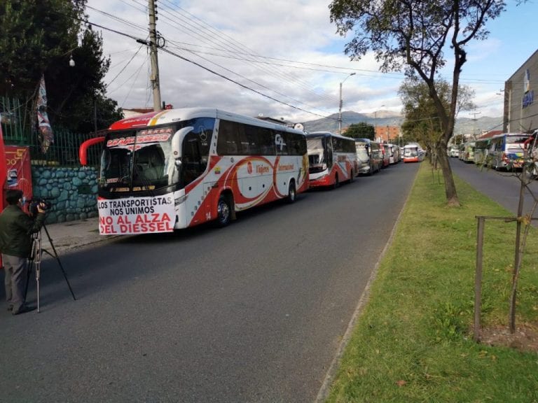 Transportistas de Azuay pedirán al gobierno de Lasso congelar los precios de los combustibles