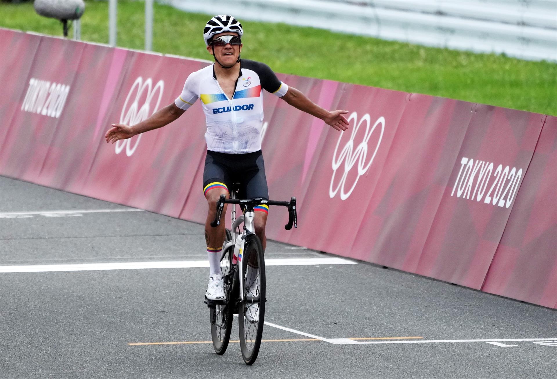 Richard Carapaz cruzando la meta del circuito de Fuji en 2021. /EFE