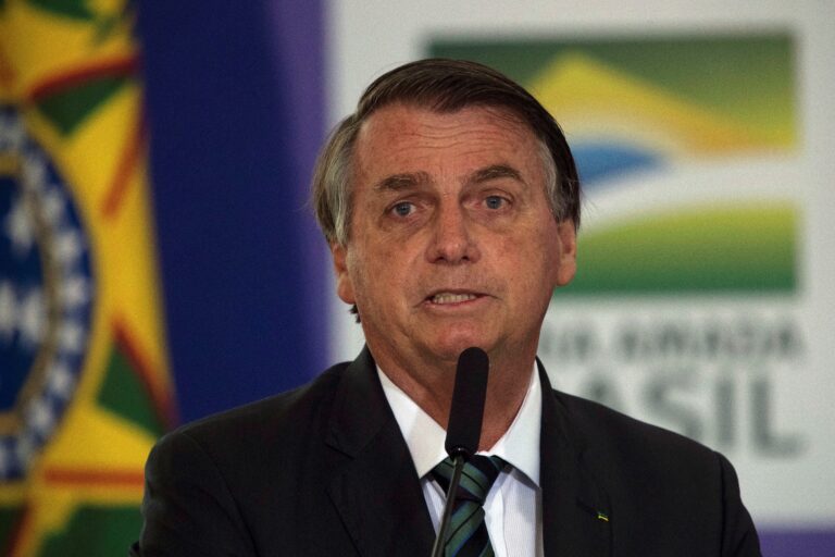 Bolsonaro pide a camioneros que aún bloquean carreteras que cesen su protesta