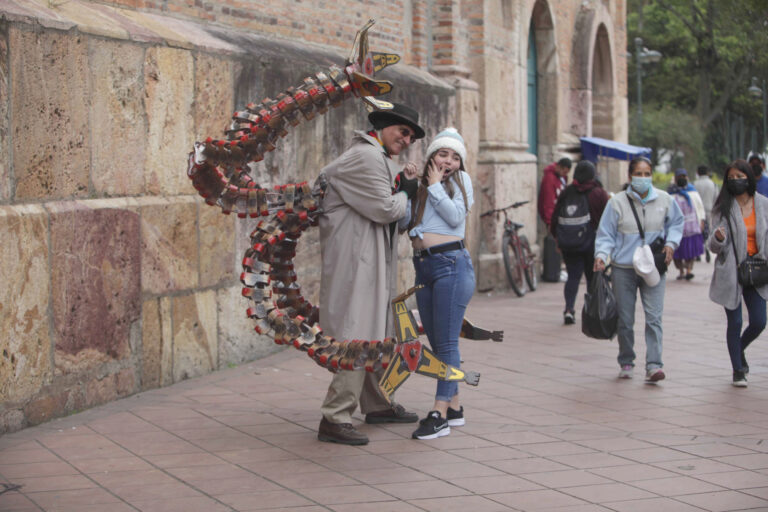 La calle, el escenario del artista en Cuenca