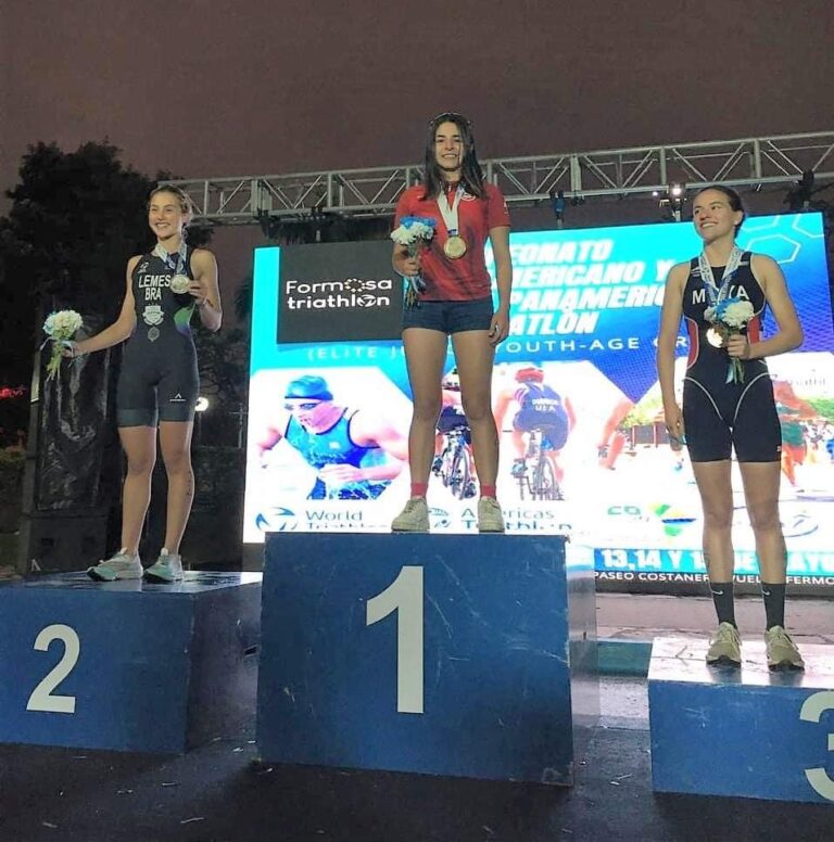 Paula Vega conquista el título U23 en el Campeonato Sudamericano y Copa Panamericana de Triatlón