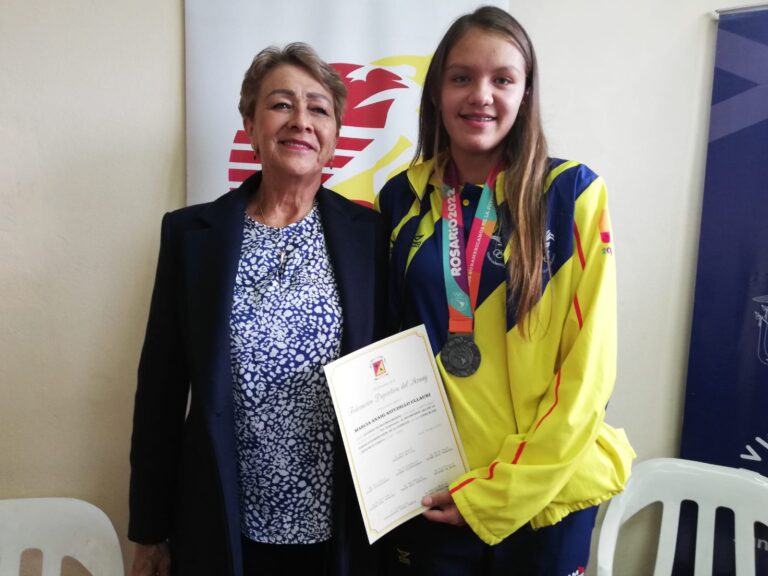 Anahí Astudillo recibe homenaje por su medalla de plata en 3×3 en los Juegos Sudamericanos de la Juventud