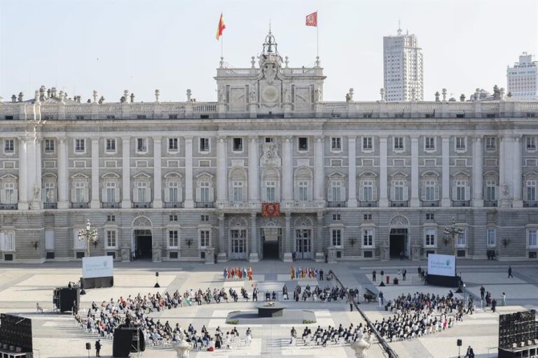 España recuerda a los miles de fallecidos por covid en un homenaje de Estado