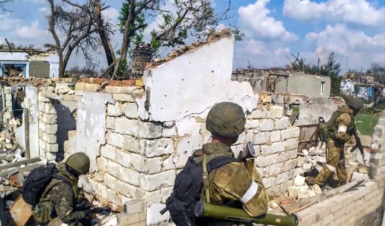 Rusia confirma ofensiva ucraniana en el sur con más de medio millar de bajas