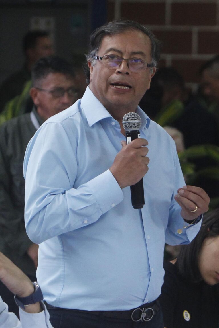 Petro arranca su Presidencia con una aprobación del 56 %, según encuesta