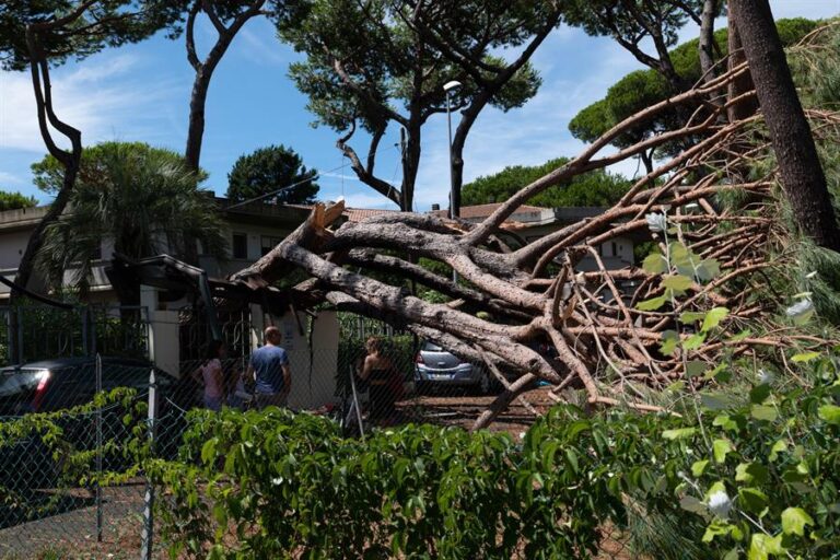 Dos muertos y casi una veintena de heridos en Italia por el mal tiempo