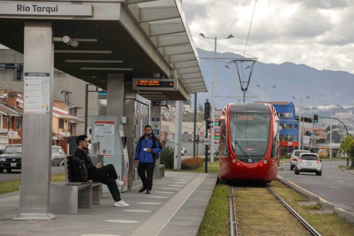 Usuarios del Tranvía de Cuenca en una de las paradas. Usuarios del Tranvía de Cuenca en una de las paradas.
