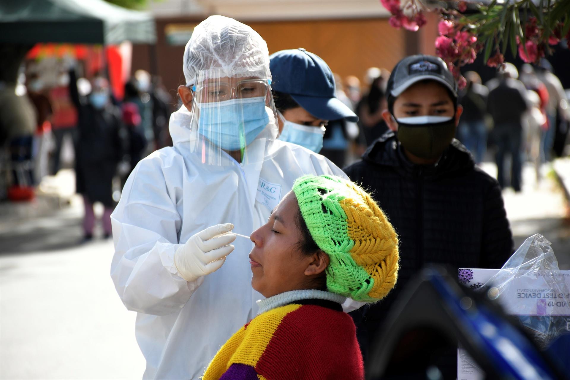 Una trabajadora de la salud toma una prueba antígeno para detectar la covid-19, en Cochabamba (Bolivia), en una fotografía de archivo. EFE