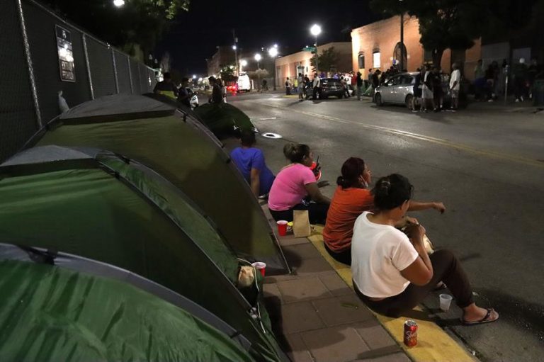 Migrantes que buscan asilo en frontera de México y EE.UU. saturan albergues y duermen en las calles