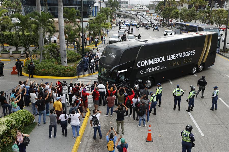 El Paranaense llega al hotel de Guayaquil