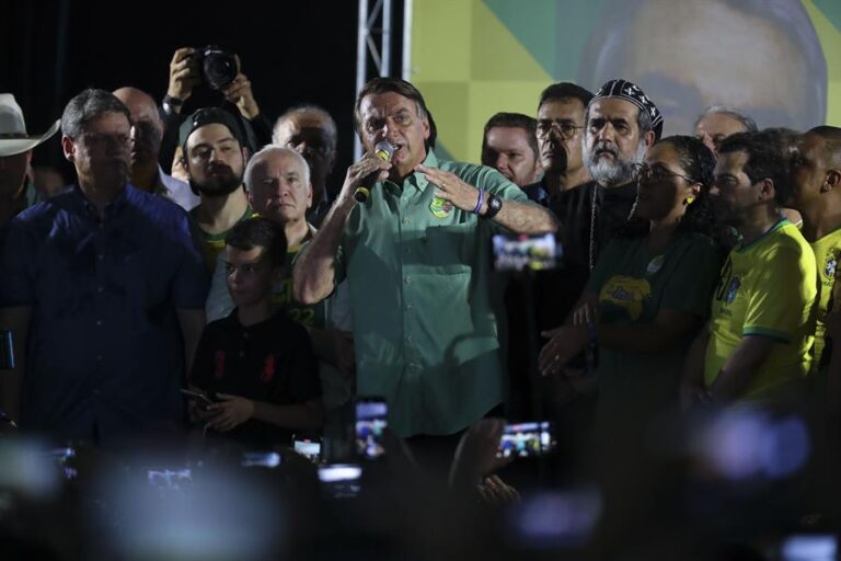 Bolsonaro insinúa que existen maniobras para favorecer a Lula