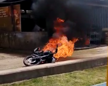 El 30 de septiembre pobladores del barrio San Francisco, en Ricaurte, capturaron a un presunto delincuente y quemaron su moto.