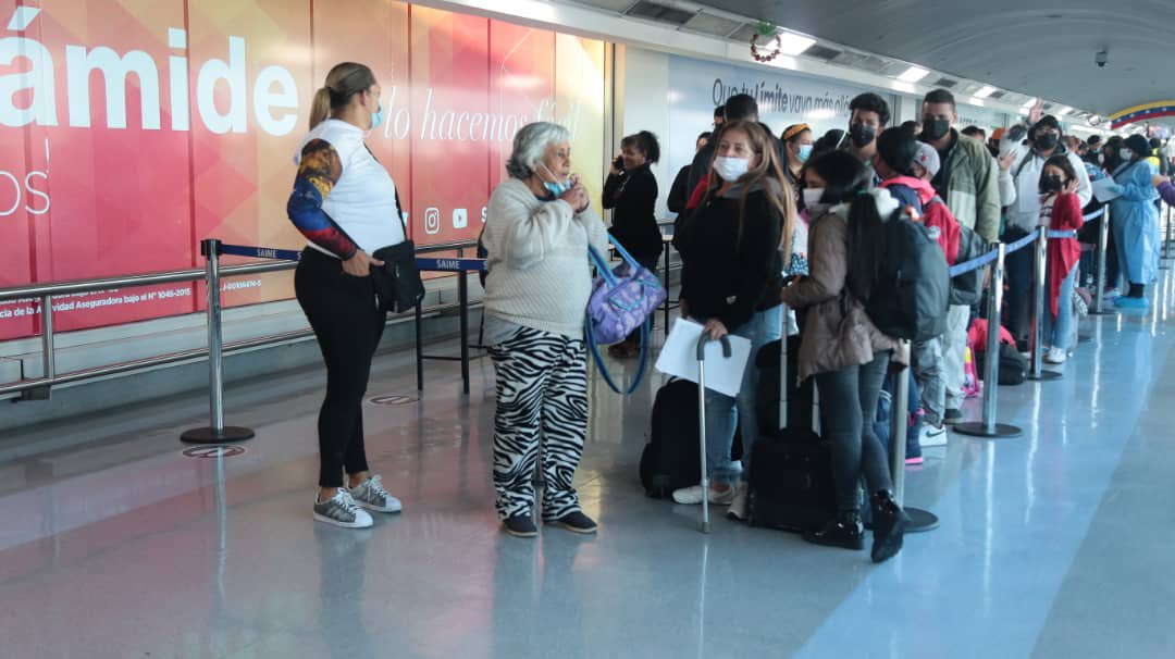 Venezolanos retornan a su país desde Ecuador