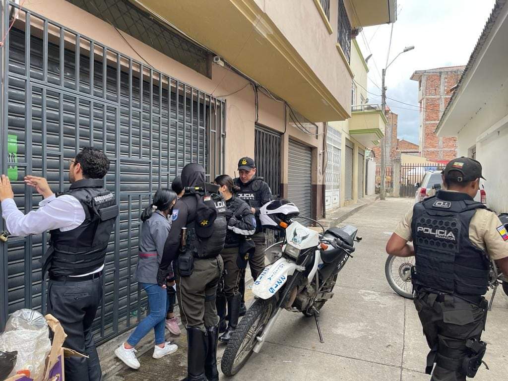 Intensifican operativos en Azuay para evitar la venta de alcohol adulterado.