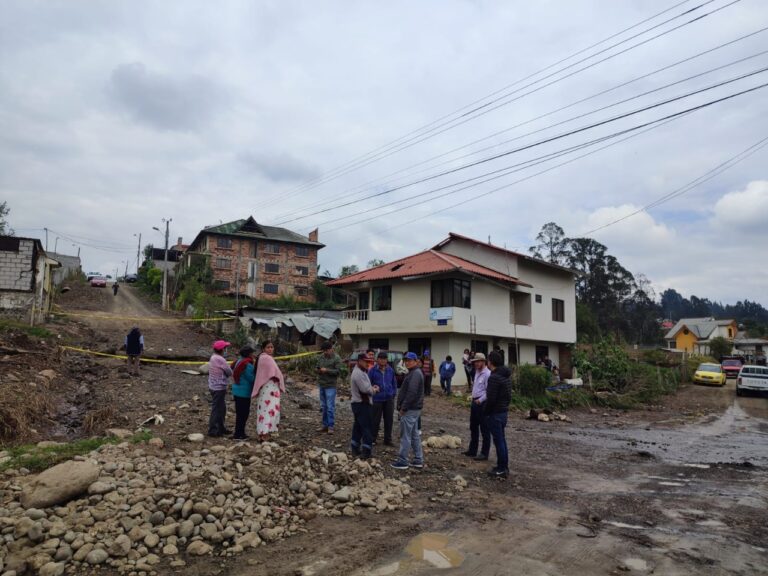 Explosión de tubería de agua potable causa daños a vivienda en Miraflores